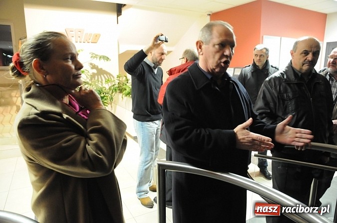 Zdjęcie w galerii na portalu naszraciborz.pl: Nerwowo pod biurowcem Rafako. W poniedziałek Wiśniewscy spotkają się z załogą. Na razie nie wiadomo, jakie mają zamiary wiadomości z regionu