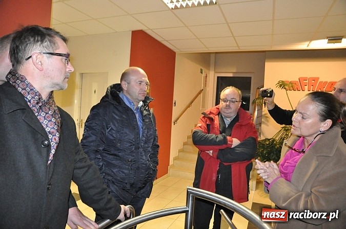 Zdjęcie w galerii na portalu naszraciborz.pl: Nerwowo pod biurowcem Rafako. W poniedziałek Wiśniewscy spotkają się z załogą. Na razie nie wiadomo, jakie mają zamiary wiadomości z regionu