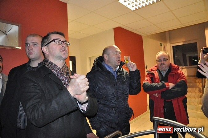 Zdjęcie w galerii na portalu naszraciborz.pl: Nerwowo pod biurowcem Rafako. W poniedziałek Wiśniewscy spotkają się z załogą. Na razie nie wiadomo, jakie mają zamiary wiadomości z regionu