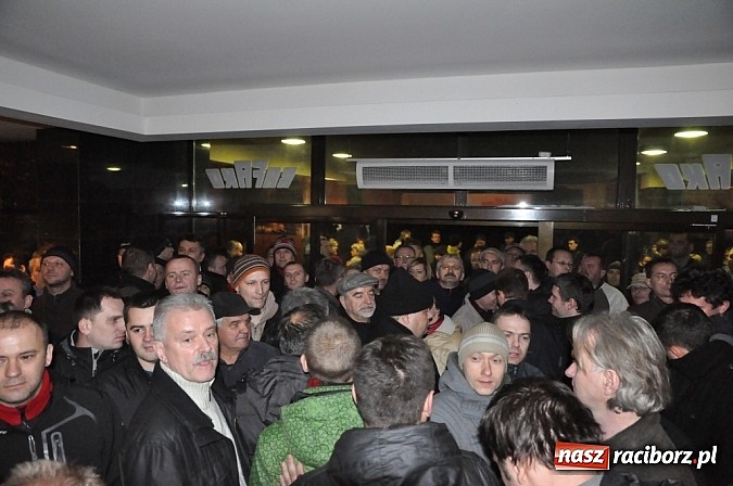 Zdjęcie w galerii na portalu naszraciborz.pl: Nerwowo pod biurowcem Rafako. W poniedziałek Wiśniewscy spotkają się z załogą. Na razie nie wiadomo, jakie mają zamiary wiadomości z regionu