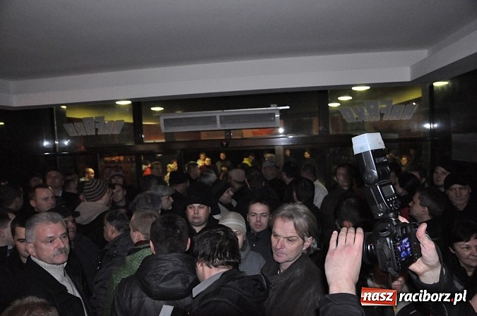 Zdjęcie w galerii na portalu naszraciborz.pl: Nerwowo pod biurowcem Rafako. W poniedziałek Wiśniewscy spotkają się z załogą. Na razie nie wiadomo, jakie mają zamiary wiadomości z regionu