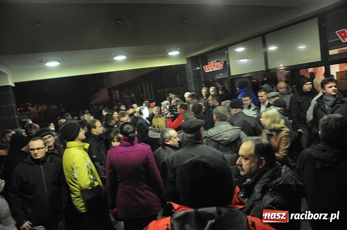 Zdjęcie w galerii na portalu naszraciborz.pl: Nerwowo pod biurowcem Rafako. W poniedziałek Wiśniewscy spotkają się z załogą. Na razie nie wiadomo, jakie mają zamiary wiadomości z regionu