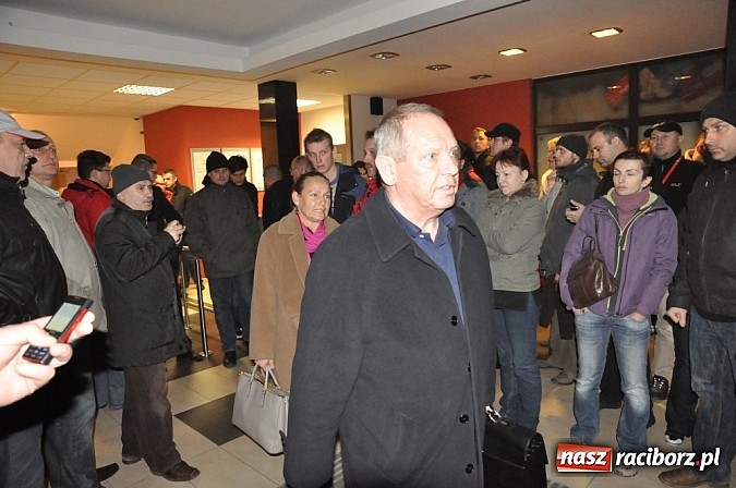 Zdjęcie w galerii na portalu naszraciborz.pl: Nerwowo pod biurowcem Rafako. W poniedziałek Wiśniewscy spotkają się z załogą. Na razie nie wiadomo, jakie mają zamiary wiadomości z regionu