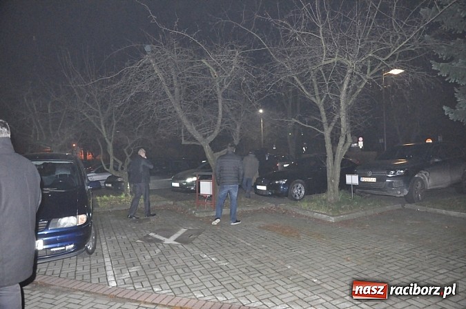 Zdjęcie w galerii na portalu naszraciborz.pl: Nerwowo pod biurowcem Rafako. W poniedziałek Wiśniewscy spotkają się z załogą. Na razie nie wiadomo, jakie mają zamiary wiadomości z regionu