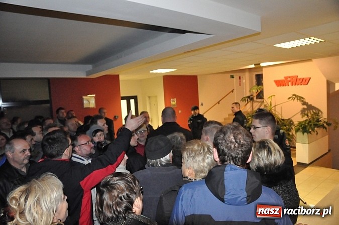 Zdjęcie w galerii na portalu naszraciborz.pl: Nerwowo pod biurowcem Rafako. W poniedziałek Wiśniewscy spotkają się z załogą. Na razie nie wiadomo, jakie mają zamiary wiadomości z regionu