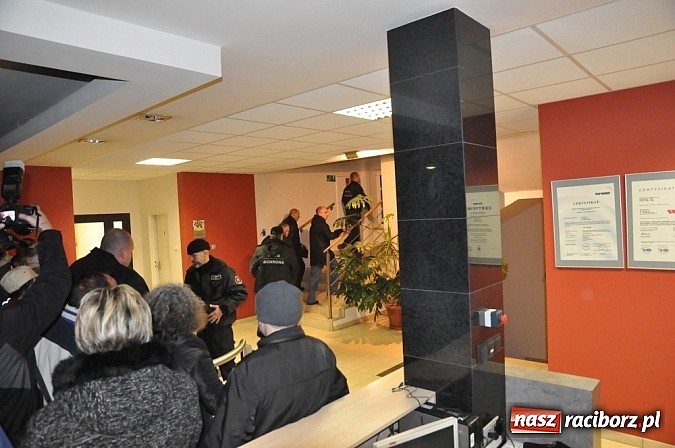 Zdjęcie w galerii na portalu naszraciborz.pl: Nerwowo pod biurowcem Rafako. W poniedziałek Wiśniewscy spotkają się z załogą. Na razie nie wiadomo, jakie mają zamiary wiadomości z regionu