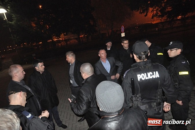 Zdjęcie w galerii na portalu naszraciborz.pl: Nerwowo pod biurowcem Rafako. W poniedziałek Wiśniewscy spotkają się z załogą. Na razie nie wiadomo, jakie mają zamiary wiadomości z regionu