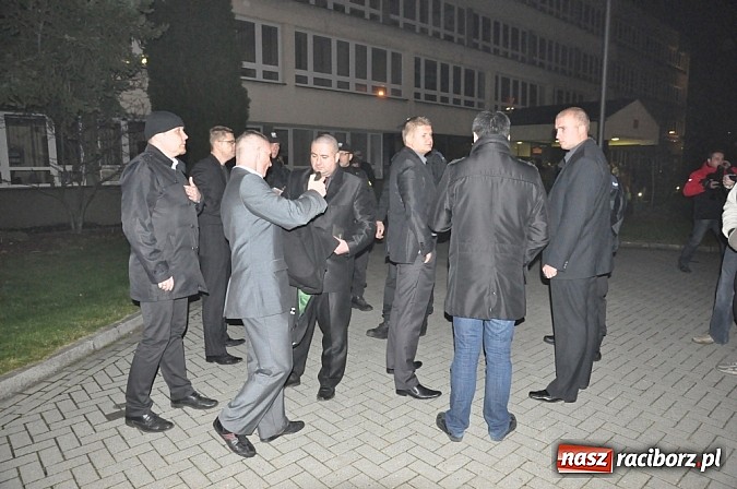 Zdjęcie w galerii na portalu naszraciborz.pl: Nerwowo pod biurowcem Rafako. W poniedziałek Wiśniewscy spotkają się z załogą. Na razie nie wiadomo, jakie mają zamiary wiadomości z regionu