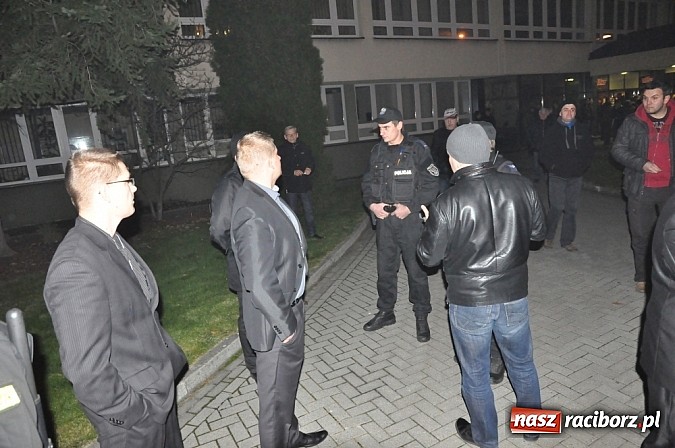 Zdjęcie w galerii na portalu naszraciborz.pl: Nerwowo pod biurowcem Rafako. W poniedziałek Wiśniewscy spotkają się z załogą. Na razie nie wiadomo, jakie mają zamiary wiadomości z regionu