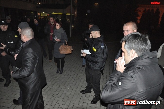 Zdjęcie w galerii na portalu naszraciborz.pl: Nerwowo pod biurowcem Rafako. W poniedziałek Wiśniewscy spotkają się z załogą. Na razie nie wiadomo, jakie mają zamiary wiadomości z regionu