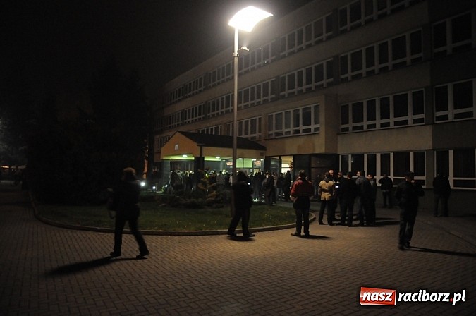 Zdjęcie w galerii na portalu naszraciborz.pl: Nerwowo pod biurowcem Rafako. W poniedziałek Wiśniewscy spotkają się z załogą. Na razie nie wiadomo, jakie mają zamiary wiadomości z regionu