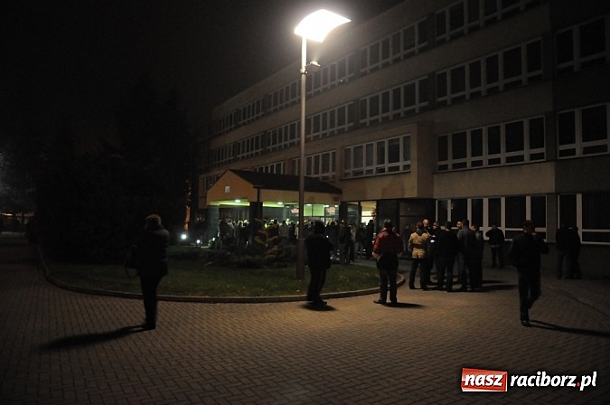 Zdjęcie w galerii na portalu naszraciborz.pl: Nerwowo pod biurowcem Rafako. W poniedziałek Wiśniewscy spotkają się z załogą. Na razie nie wiadomo, jakie mają zamiary wiadomości z regionu