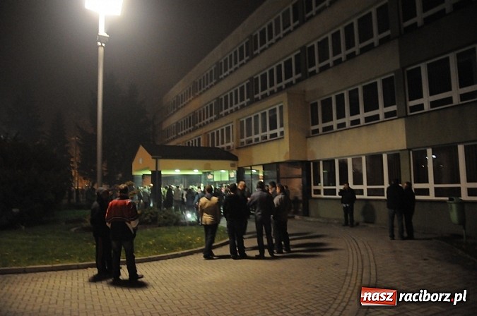 Zdjęcie w galerii na portalu naszraciborz.pl: Nerwowo pod biurowcem Rafako. W poniedziałek Wiśniewscy spotkają się z załogą. Na razie nie wiadomo, jakie mają zamiary wiadomości z regionu