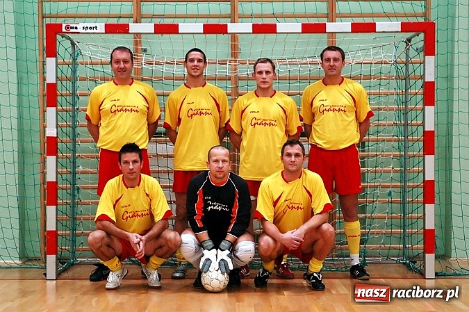 Zdjęcie w galerii na portalu naszraciborz.pl: Czarne Koszule gromią w debiucie wiadomości z regionu