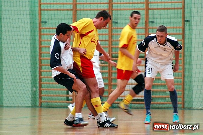 Zdjęcie w galerii na portalu naszraciborz.pl: Czarne Koszule gromią w debiucie wiadomości z regionu
