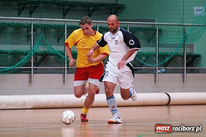 Zdjęcie w galerii na portalu naszraciborz.pl: Czarne Koszule gromią w debiucie wiadomości z regionu