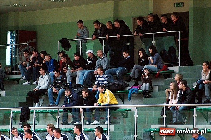 Zdjęcie w galerii na portalu naszraciborz.pl: Czarne Koszule gromią w debiucie wiadomości z regionu