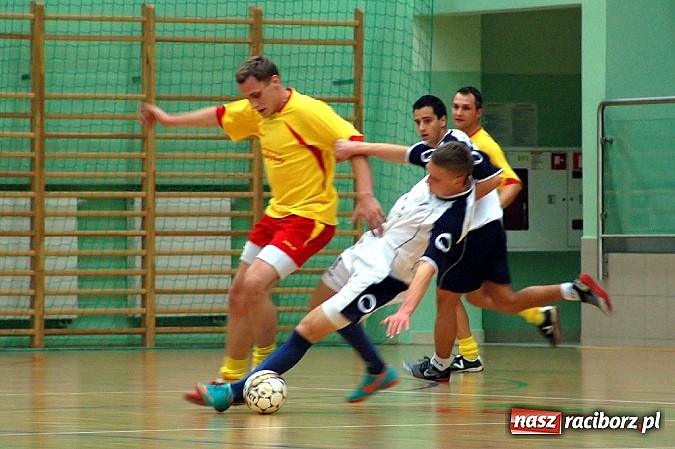 Zdjęcie w galerii na portalu naszraciborz.pl: Czarne Koszule gromią w debiucie wiadomości z regionu