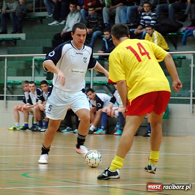 Zdjęcie w galerii na portalu naszraciborz.pl: Czarne Koszule gromią w debiucie wiadomości z regionu