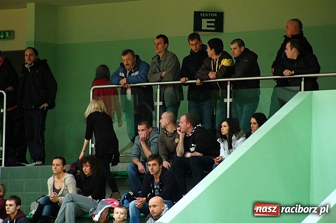 Zdjęcie w galerii na portalu naszraciborz.pl: Czarne Koszule gromią w debiucie wiadomości z regionu