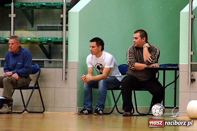 Zdjęcie w galerii na portalu naszraciborz.pl: Czarne Koszule gromią w debiucie wiadomości z regionu