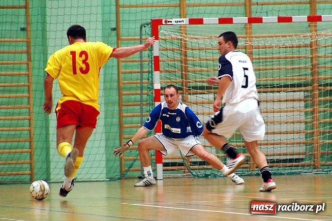 Zdjęcie w galerii na portalu naszraciborz.pl: Czarne Koszule gromią w debiucie wiadomości z regionu