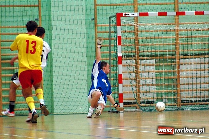 Zdjęcie w galerii na portalu naszraciborz.pl: Czarne Koszule gromią w debiucie wiadomości z regionu