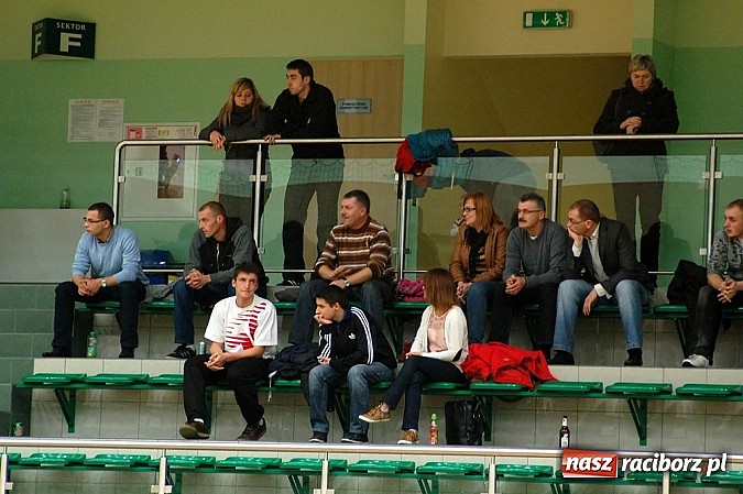 Zdjęcie w galerii na portalu naszraciborz.pl: Czarne Koszule gromią w debiucie wiadomości z regionu