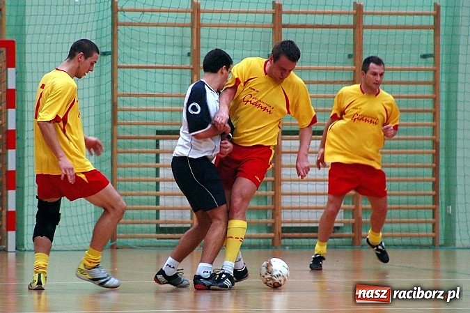 Zdjęcie w galerii na portalu naszraciborz.pl: Czarne Koszule gromią w debiucie wiadomości z regionu