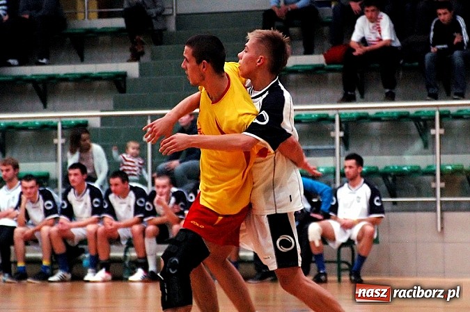 Zdjęcie w galerii na portalu naszraciborz.pl: Czarne Koszule gromią w debiucie wiadomości z regionu