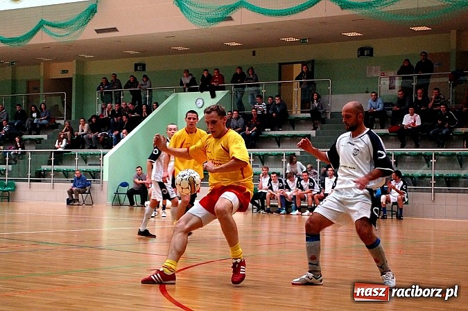 Zdjęcie w galerii na portalu naszraciborz.pl: Czarne Koszule gromią w debiucie wiadomości z regionu