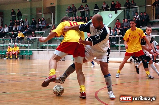 Zdjęcie w galerii na portalu naszraciborz.pl: Czarne Koszule gromią w debiucie wiadomości z regionu