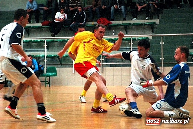 Zdjęcie w galerii na portalu naszraciborz.pl: Czarne Koszule gromią w debiucie wiadomości z regionu