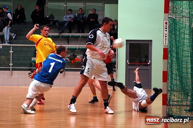 Zdjęcie w galerii na portalu naszraciborz.pl: Czarne Koszule gromią w debiucie wiadomości z regionu