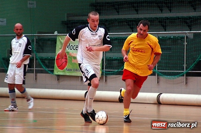 Zdjęcie w galerii na portalu naszraciborz.pl: Czarne Koszule gromią w debiucie wiadomości z regionu