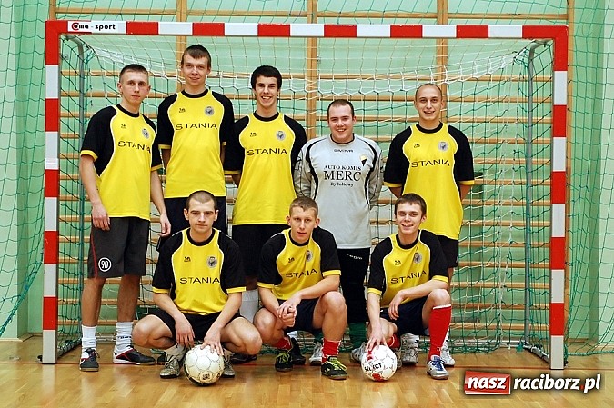 Zdjęcie w galerii na portalu naszraciborz.pl: Czarne Koszule gromią w debiucie wiadomości z regionu