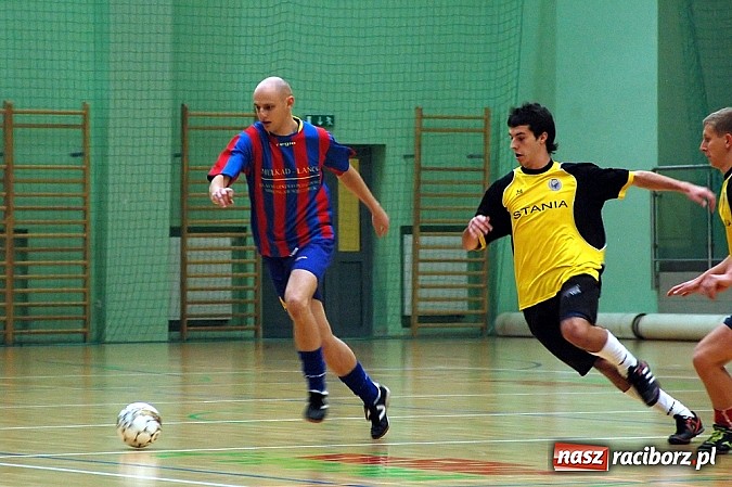 Zdjęcie w galerii na portalu naszraciborz.pl: Czarne Koszule gromią w debiucie wiadomości z regionu