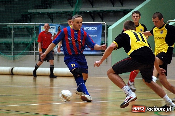 Zdjęcie w galerii na portalu naszraciborz.pl: Czarne Koszule gromią w debiucie wiadomości z regionu