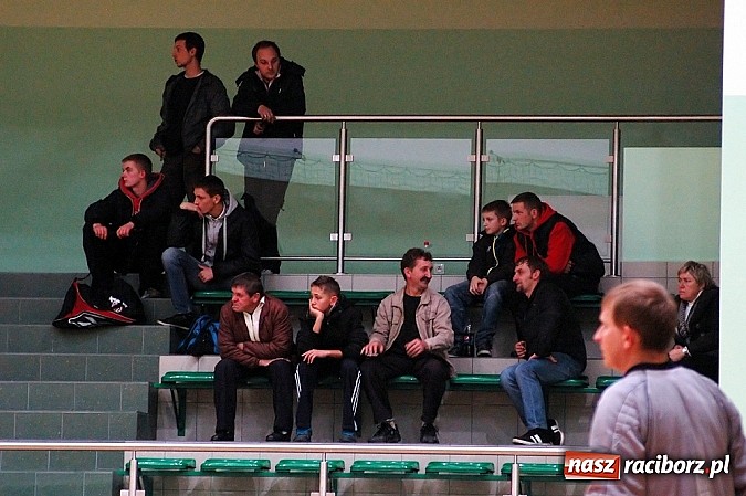 Zdjęcie w galerii na portalu naszraciborz.pl: Czarne Koszule gromią w debiucie wiadomości z regionu