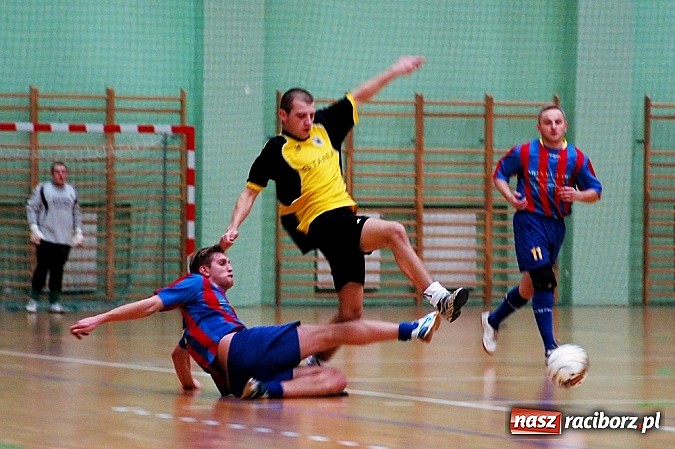 Zdjęcie w galerii na portalu naszraciborz.pl: Czarne Koszule gromią w debiucie wiadomości z regionu