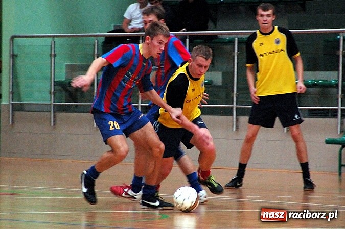 Zdjęcie w galerii na portalu naszraciborz.pl: Czarne Koszule gromią w debiucie wiadomości z regionu