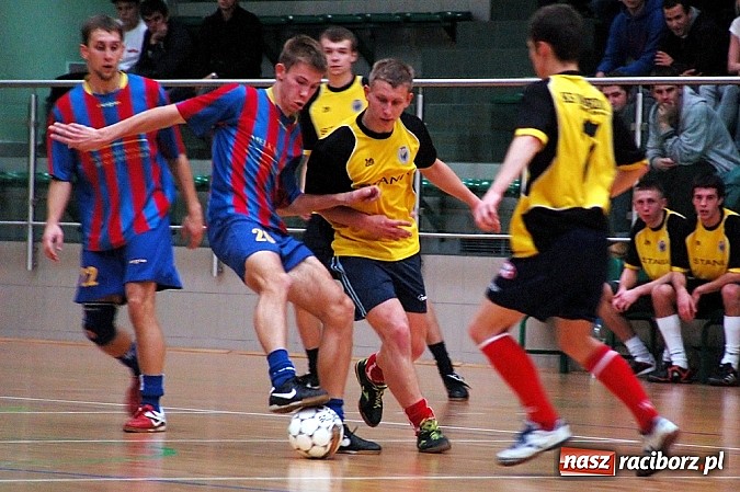 Zdjęcie w galerii na portalu naszraciborz.pl: Czarne Koszule gromią w debiucie wiadomości z regionu