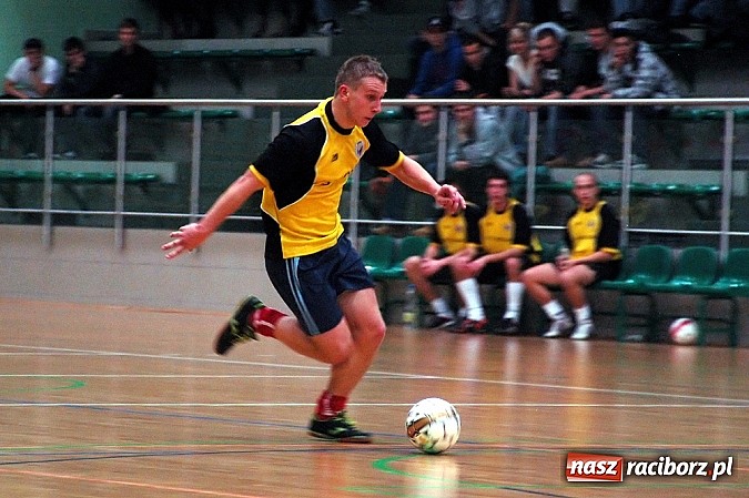 Zdjęcie w galerii na portalu naszraciborz.pl: Czarne Koszule gromią w debiucie wiadomości z regionu