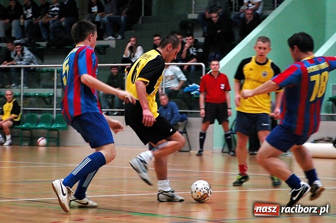 Zdjęcie w galerii na portalu naszraciborz.pl: Czarne Koszule gromią w debiucie wiadomości z regionu