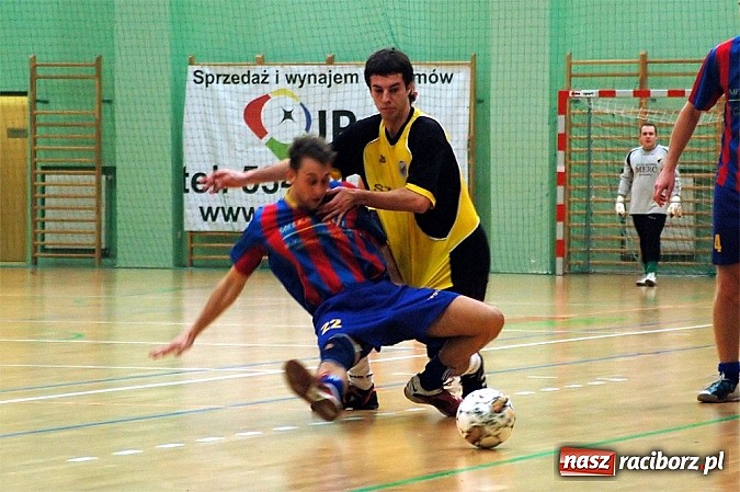 Zdjęcie w galerii na portalu naszraciborz.pl: Czarne Koszule gromią w debiucie wiadomości z regionu