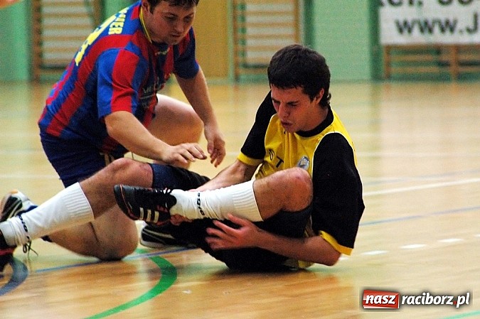 Zdjęcie w galerii na portalu naszraciborz.pl: Czarne Koszule gromią w debiucie wiadomości z regionu