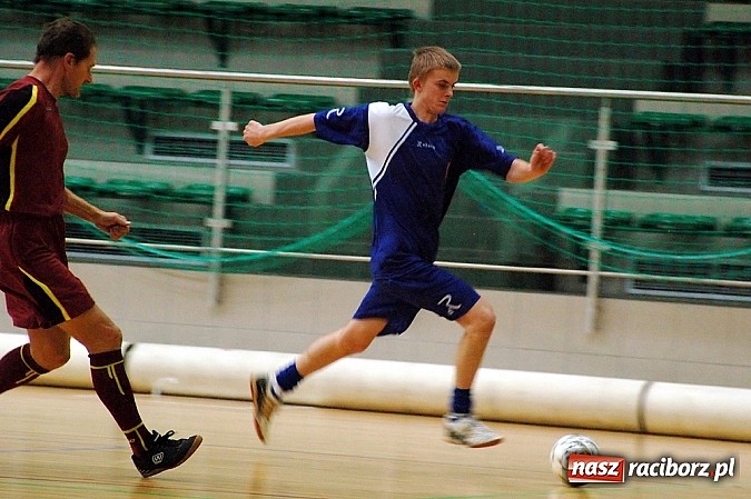 Zdjęcie w galerii na portalu naszraciborz.pl: Czarne Koszule gromią w debiucie wiadomości z regionu