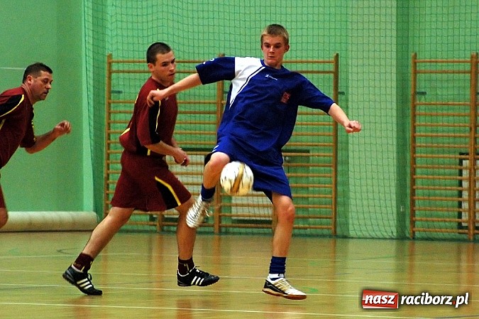 Zdjęcie w galerii na portalu naszraciborz.pl: Czarne Koszule gromią w debiucie wiadomości z regionu