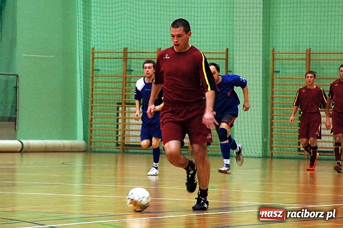 Zdjęcie w galerii na portalu naszraciborz.pl: Czarne Koszule gromią w debiucie wiadomości z regionu