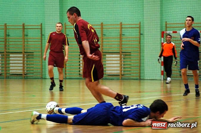 Zdjęcie w galerii na portalu naszraciborz.pl: Czarne Koszule gromią w debiucie wiadomości z regionu